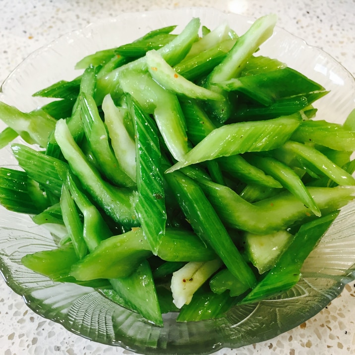 セロリの大量消費に　セロリのダシゴマ油和え